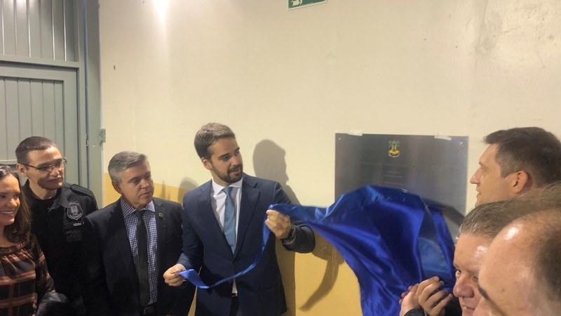 Governador Eduardo Leite descerra a placa comemorativa 