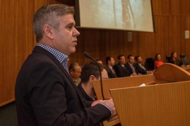 Secretário Faccioli fala à plateia