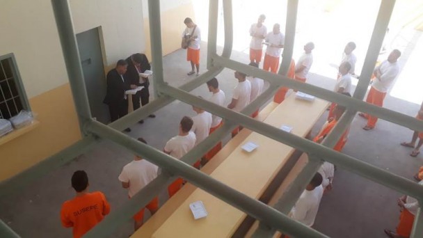 Fiéis reunidos na nova penitenciária