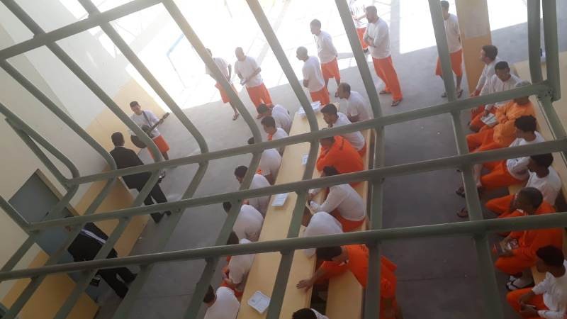 Detentos assistem ao culto