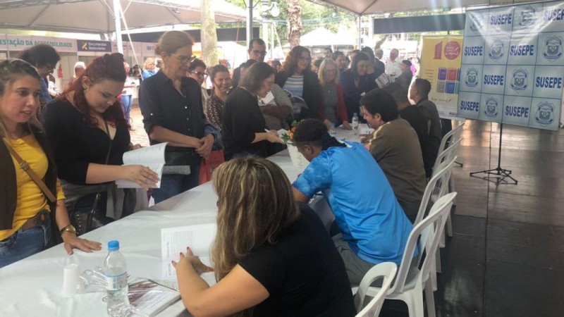 Autores do livro, autografando a obra