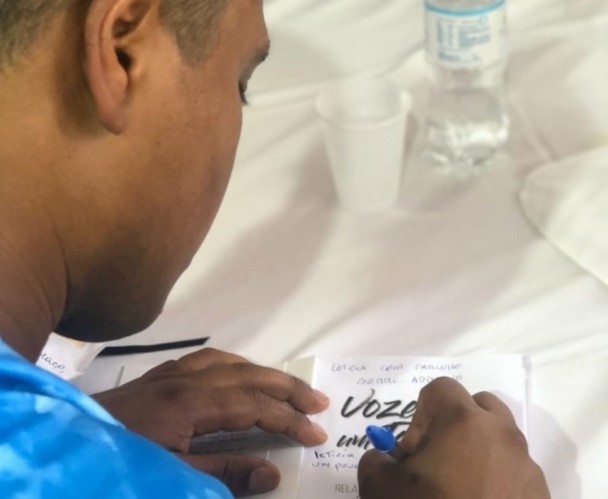Autor autografando o livro