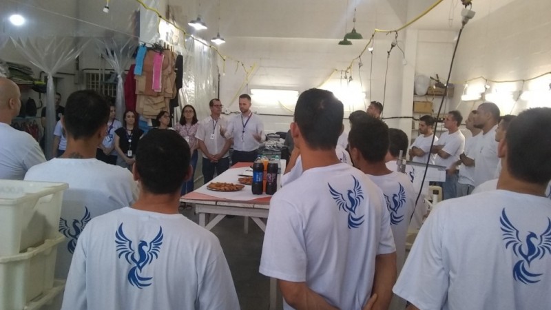 Apenados recebem a benção do sacerdote