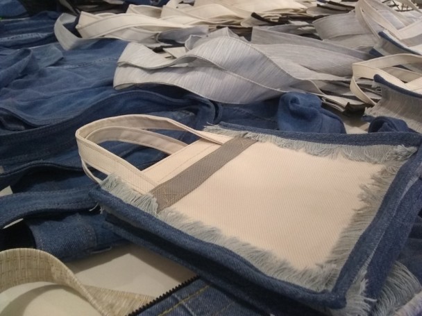 Bolsas e mochilas produzidas pelos presos