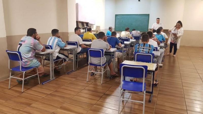 Detentos fazem a prova do Ensino Médio