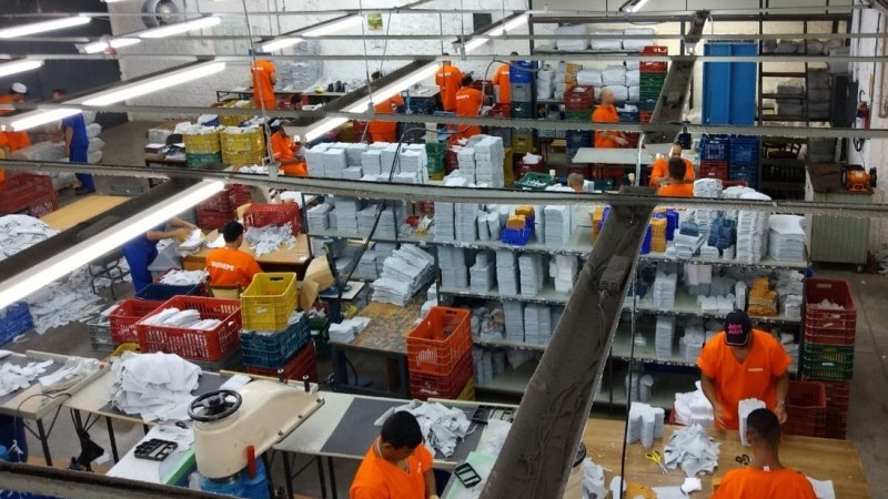 Imagem dos presos trabalhando de uniforme
