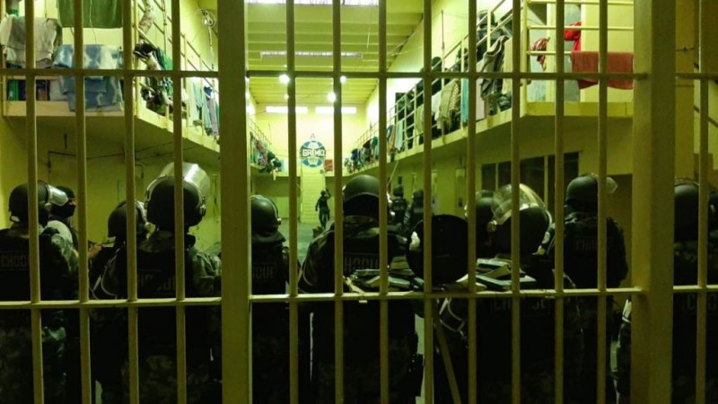 Agentes fazem revista nas celas
