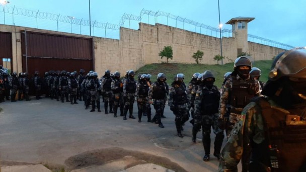 Agentes se preparam para entrar no prtesídio