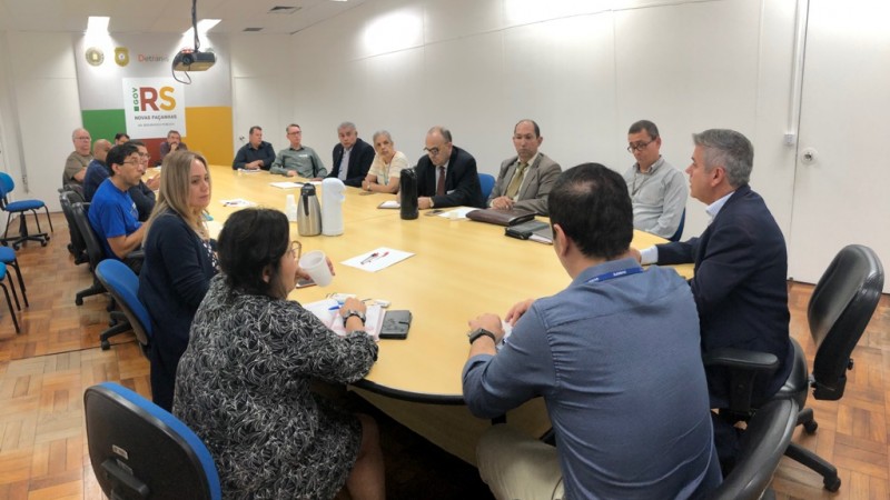Secretário Faccioli reunido com autoridades e lideranças religiosas.JPG