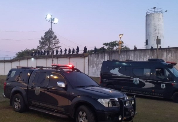 Agentes sobre o muro do presídio