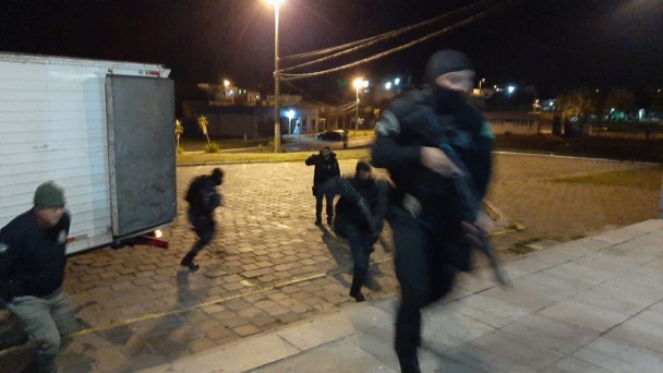 Agentes desembarcam de caminhão