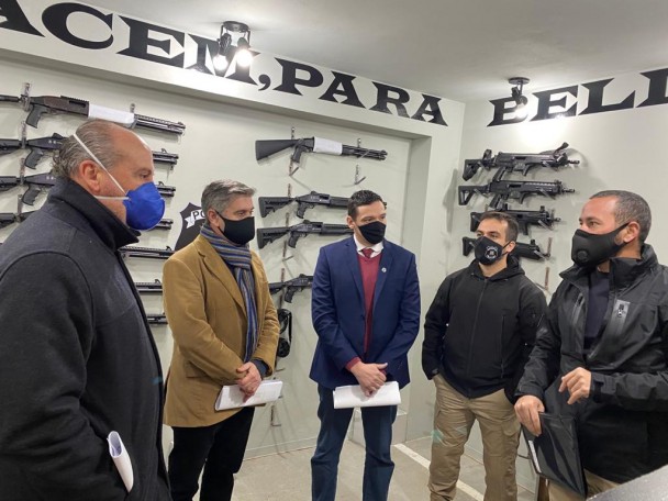 Autoridades visitam cofre de armas