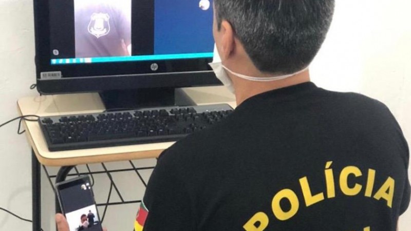 Foto de servidor da Susepe em uma videoconferência