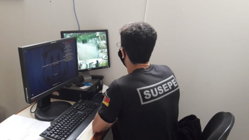 Imagem de agente fazendo observação pelo monitor