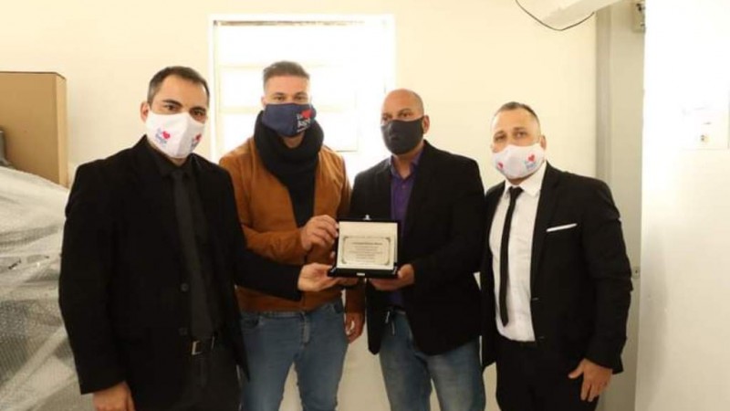 Delegado e prefeito exibem a placa comemorativa