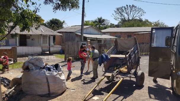 Imagem de PM com moradores da vila