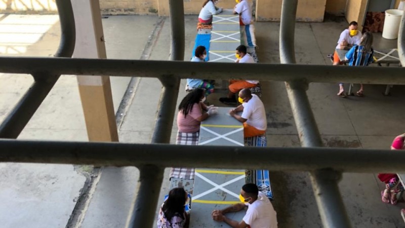 Imagem das visitas nos presídios