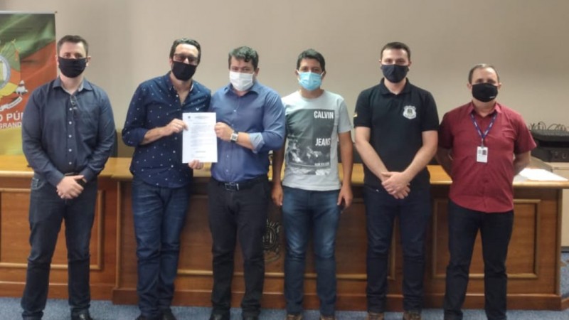 Imagem das autoridades com o documento assinado