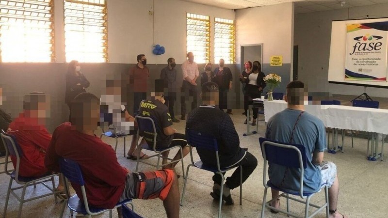 Adolescentes recebem Carteira de Artesão