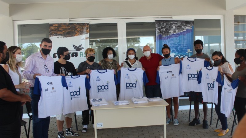 Foi realizada a entrega de camisetas do Programa de Oportunidades e Direitos (POD) para os jovens que participam do CJ