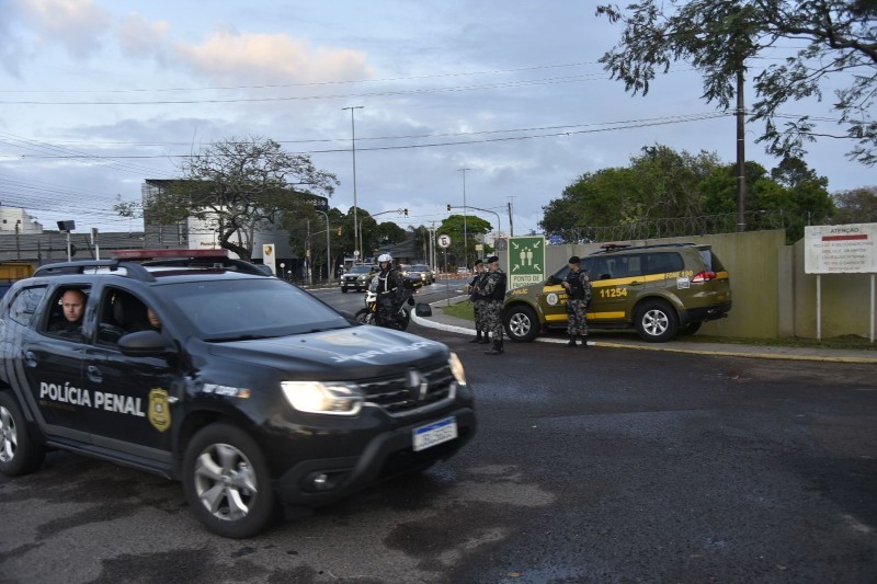 Comboio seguiu até área ao lado do aeroporto de Porto Alegre