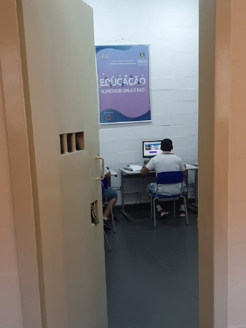 Foram oferecidos os cursos de Gestão de micro e pequenas empresas, Gestão de qualidade e Logística