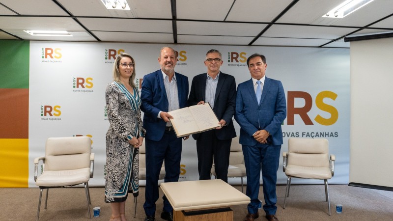 Na imagem, Dra. Andreia Paz Rodrigues, José Stédile, secretário Viana e Dr. Luiz Antonio Johnson