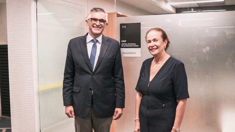 Secretário Viana e presidente do Tribunal de Justiça do Rio Grande do Sul, Desembargadora Iris Helena Medeiros Nogueira