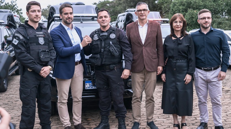 Schwartz, Leite, o agente penitenciário Jeferson de Oliveira Luz, Viana e Deisy no ato de entrega