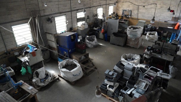 São 27 apenados que atuam no galpão de reciclagem da JG Recicla localizado dentro do Complexo da Pecan.