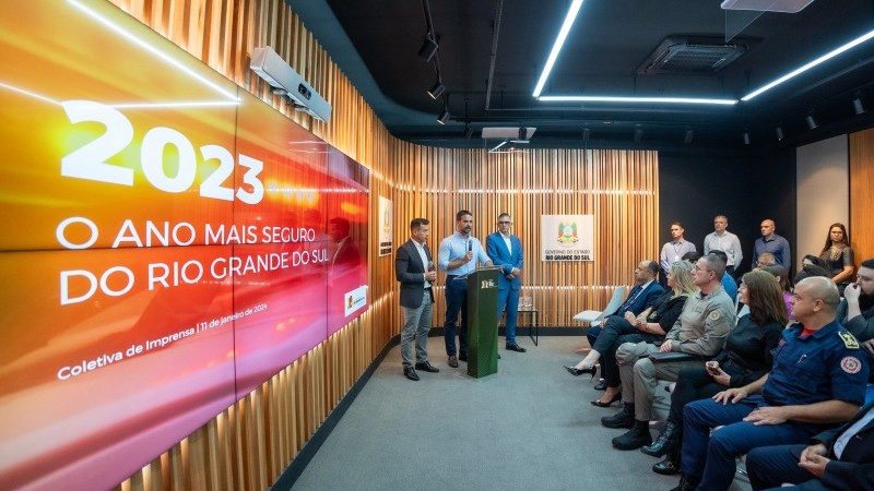 Governador Eduardo Leite e os secretários Sandro Caron e Luiz Henrique Viana durante coletiva de imprensa