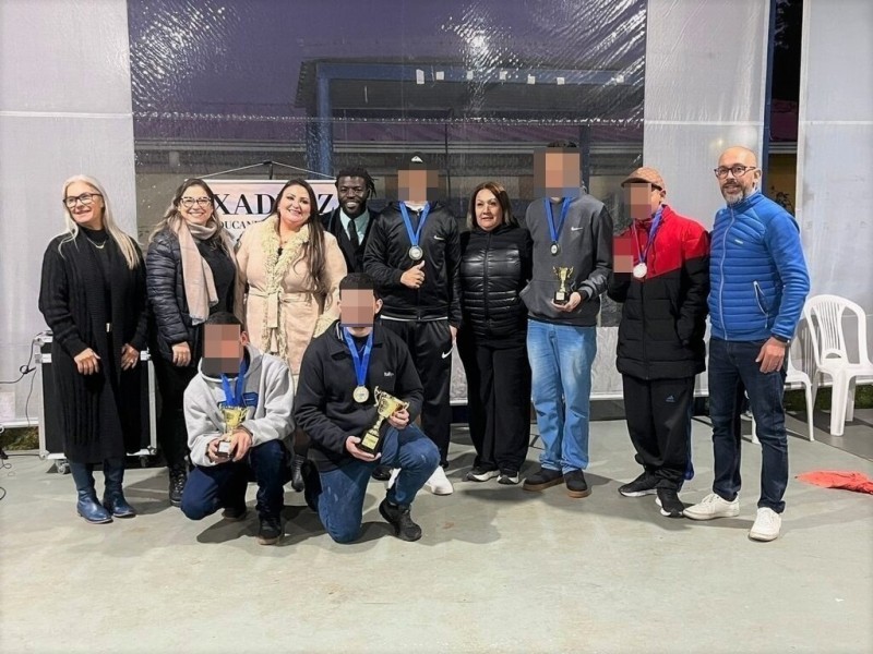 Registro com os jovens que tiraram os primeiros lugares do torneio