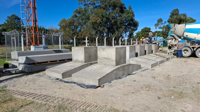 A primeira etapa do trabalho contempla a construção da muralha em torno do estabelecimento já existente