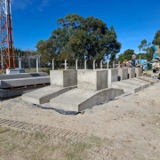 A primeira etapa do trabalho contempla a construção da muralha em torno do estabelecimento já existente