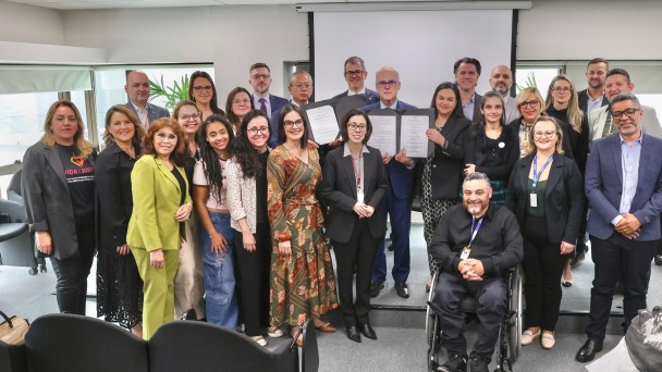 Participantes posam para foto ap&oacute;s termo assinado