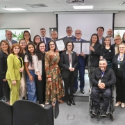 Participantes posam para foto ap&oacute;s termo assinado