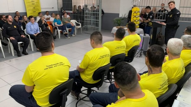 Em sua 3&ordf; edi&ccedil;&atilde;o, o Curso de Costura Industrial, ministrado pelo Senai, teve 11 formandos 